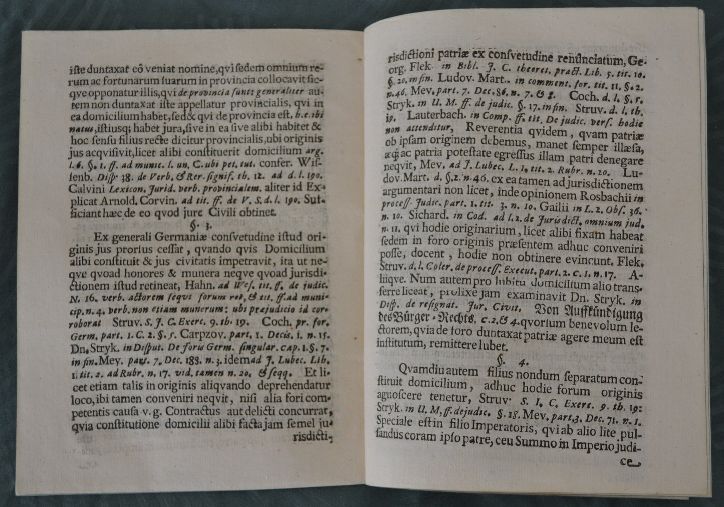 Disputatio Inauguralis Exhibens Dissensum Jurisconsultorum Circa Forum Patriæ - 1701